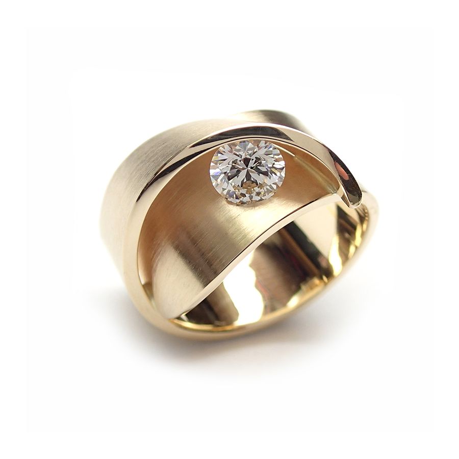 Een 14 krt geelgouden ring Cardillac model Magnolia met een diamant briljant geslepen 0.20 crt TW SI.